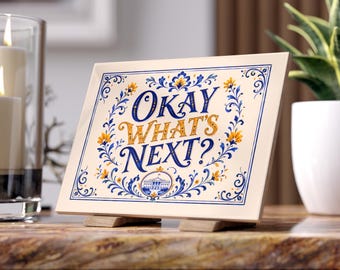 Decoración inspirada en The West Wing, azulejo de cerámica con aspecto italiano vintage "Okay What's Next", regalo para fans de dramas políticos, azulejo con cita de televisión para estante de oficina.