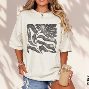 Vintage bloem op comfort kleuren T-shirt, boho-stijl esthetiek, uniseks cadeau voor haar, Moederdagcadeau, bloemen retro T-shirt
