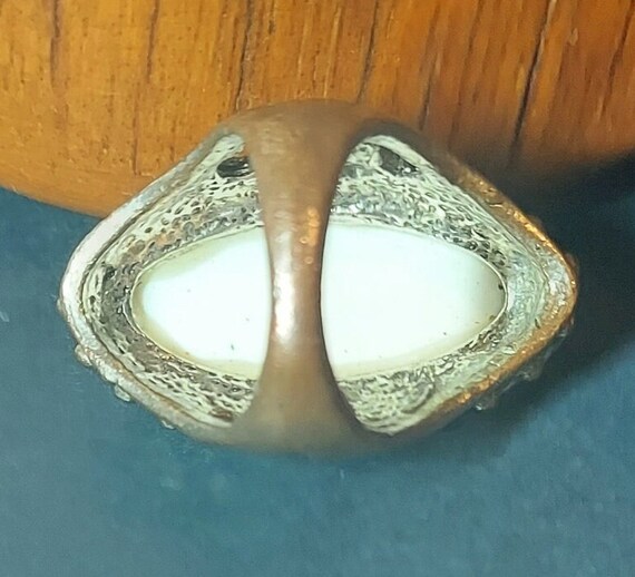 Large Chunky White Faux Stone Silvertone Ring Siz… - image 8