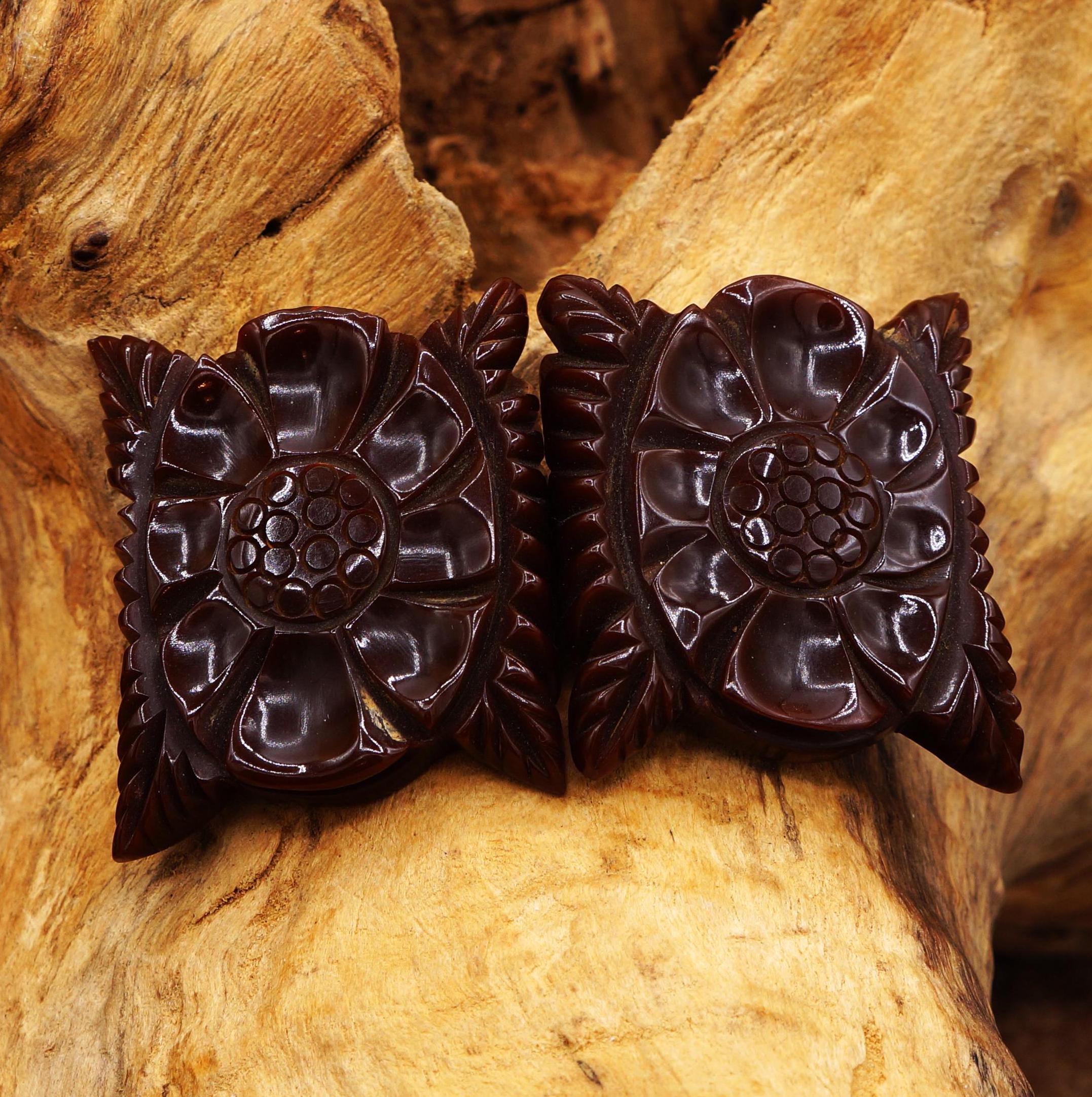 1930-50s Bakelite Elaborate Flower Carved Chocolate Brown  display picture 1