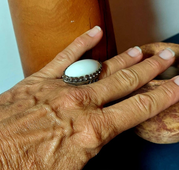Large Chunky White Faux Stone Silvertone Ring Siz… - image 5