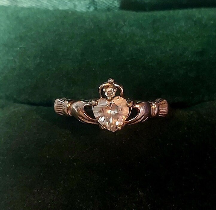 Irish ring with two hands holding a heart outlet