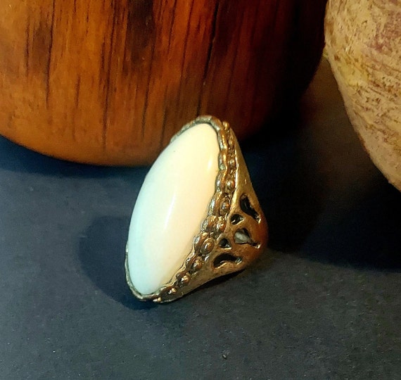 Large Chunky White Faux Stone Silvertone Ring Siz… - image 1