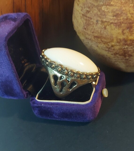 Large Chunky White Faux Stone Silvertone Ring Siz… - image 4