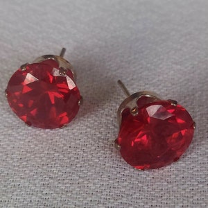 Peut inclure: Une paire de boucles d'oreilles clous en pierres précieuses rouges avec des montures argentées.