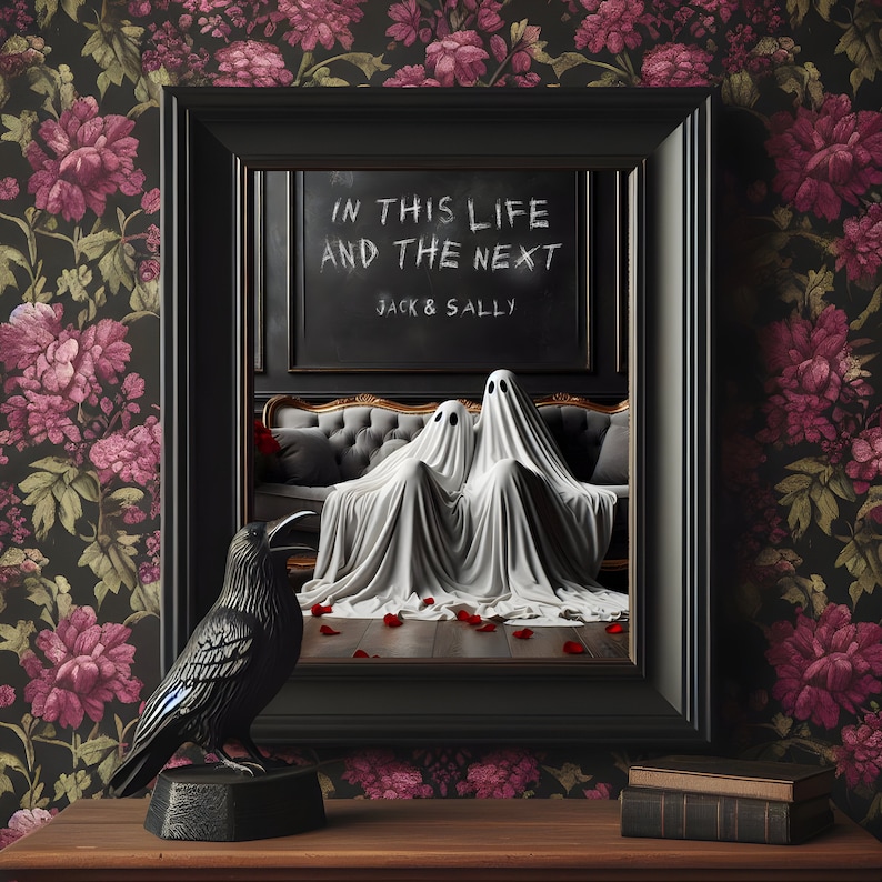 Pode incluir: Uma imagem emoldurada preta com um quadro-negro no interior que diz "In this life and the next Jack & Sally". Dois fantasmas brancos est&atilde;o sentados em um sof&aacute; cinza na imagem. Uma figura de corvo preto est&aacute; em primeiro plano.
