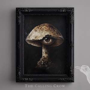 Puede incluir: Una obra de arte enmarcada que presenta un hongo surrealista con un ojo. El hongo está pintado en tonos terrosos, sobre un fondo oscuro. El marco negro tiene detalles ornamentados, y el texto "THE CALLING CROW" está en la parte inferior.