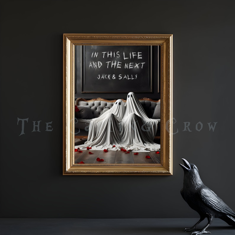 Pode incluir: Uma impress&atilde;o emoldurada de dois fantasmas sentados em um sof&aacute;. A impress&atilde;o est&aacute; em uma moldura dourada e os fantasmas s&atilde;o brancos. O texto no quadro-negro atr&aacute;s dos fantasmas diz "In this life and the next Jack & Sally". Um corvo preto est&aacute; olhando para a impress&atilde;o.