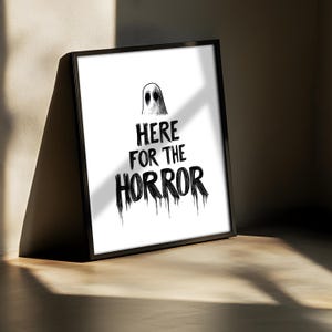 ゴーストプリント「Here For The Horror」 - ホラー映画愛好家へのギフト、ゴシックホームデコレーション、ホラーアート、オルタナティブエモ、風変わり