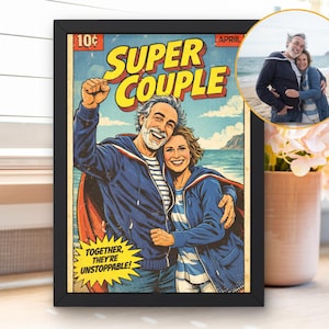 Puede incluir: Impresión artística enmarcada de cómic titulada "Super Couple". La obra de arte representa a una pareja sonriente en poses de superhéroes, con el texto "¡Juntos, son imparables!" Una foto circular más pequeña de la pareja está en la esquina superior derecha.
