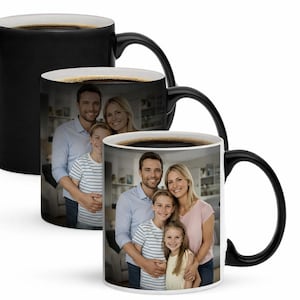 Könnte beinhalten: Drei Kaffeetassen mit schwarzem Griff. Die vordere Tasse zeigt ein Familienporträt, während die anderen Tassen das Bild ein- und ausblenden. Die Tassen sind mit dunklem Kaffee gefüllt.