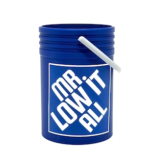 Puede incluir: Un cubo azul con un asa blanca. El cubo tiene las palabras "MR. LOW IT ALL" en texto blanco sobre un cuadrado azul. El cubo es cil&iacute;ndrico con una parte superior acanalada.