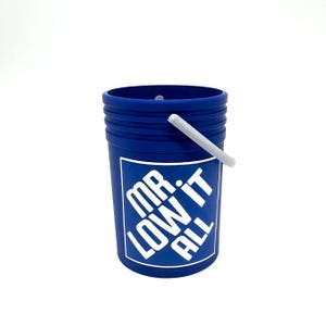Puede incluir: Un cubo azul con un asa blanca y el texto "MR. LOW IT ALL" en un cuadrado blanco. El cubo est&aacute; hecho de un material duradero y est&aacute; dise&ntilde;ado para diversos usos.