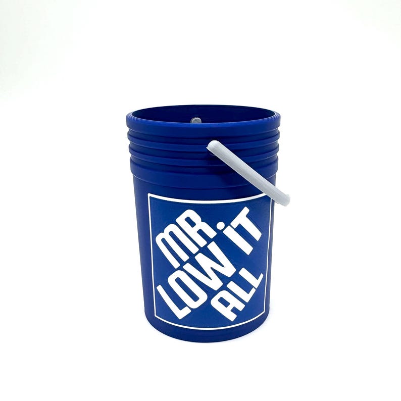 Puede incluir: Un cubo azul con un asa blanca y el texto "MR. LOW IT ALL" en un cuadrado blanco. El cubo est&aacute; hecho de un material duradero y est&aacute; dise&ntilde;ado para diversos usos.