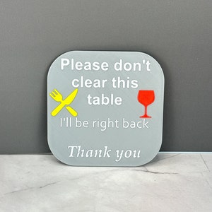 Solo Reiziger Bedienend Personeel en Restaurant Bord - "Alstublieft Deze Tafel Niet Afruimen"
