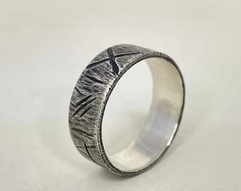 Rustic Men's Ring in Oxidized 925 Silver – Wide Hammered Band with Hand Engraving – Personalized Handmade Gift for Him
