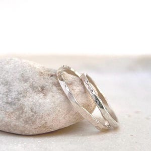 Schmaler Silberring gehämmert – Minimalistischer Ehering aus 925 Sterling Silber – Handgemachter Partnerring für Sie & Ihn