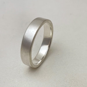 Minimalistisk silverring – Unisexring tillverkad av 925 sterlingsilver – Matt borstad finish – Handgjord – 3 mm eller 6 mm – Present till honom & henne