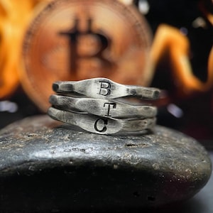 Anillo BTC | Anillo de plata personalizado con letra | Anillo de Satoshi Nakamoto | Plata 925 hecha a mano – Anillo para hombre – Anillo apilable