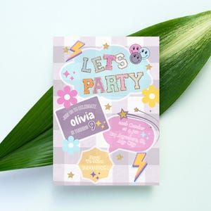 Peut inclure: Une invitation de f&ecirc;te color&eacute;e avec un fond &agrave; carreaux rose et blanc. L'invitation dit "Let's Party" en lettres scintillantes et pr&eacute;sente une bulle de dialogue avec le texte "Join us to celebrate Olivia is turning 9". L'invitation comprend &eacute;galement une bulle de dialogue avec la date et l'heure de la f&ecirc;te, ainsi que l'adresse.