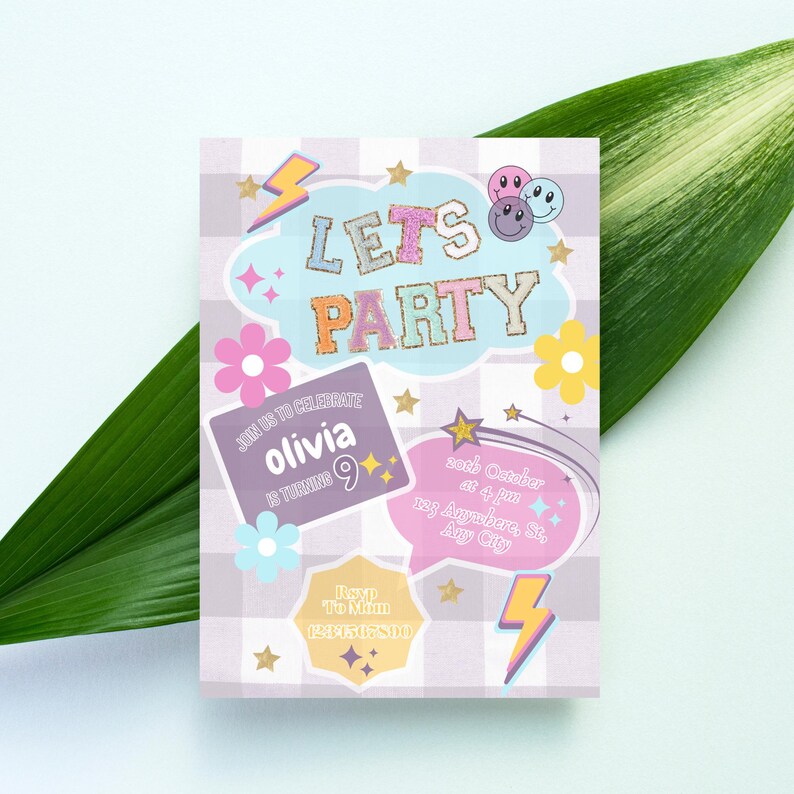Peut inclure: Une invitation de f&ecirc;te color&eacute;e avec un fond &agrave; carreaux rose et blanc. L'invitation dit "Let's Party" en lettres scintillantes et pr&eacute;sente une bulle de dialogue avec le texte "Join us to celebrate Olivia is turning 9". L'invitation comprend &eacute;galement une bulle de dialogue avec la date et l'heure de la f&ecirc;te, ainsi que l'adresse.