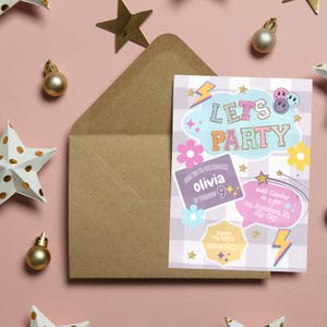 Peut inclure: Une invitation de f&ecirc;te d'anniversaire violette, rose et bleue avec un fond &agrave; carreaux. L'invitation dit "Let's Party" en lettres dor&eacute;es paillet&eacute;es et pr&eacute;sente une bulle de dialogue qui dit "Join us to celebrate Olivia is turning 9". L'invitation comprend &eacute;galement une bulle de dialogue qui dit "Sat October 4 at 1 pm at [address]  RSVP by August 28 to [phone number]".