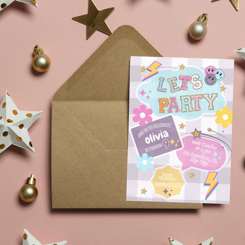 Peut inclure: Une invitation de f&ecirc;te d'anniversaire violette, rose et bleue avec un fond &agrave; carreaux. L'invitation dit "Let's Party" en lettres dor&eacute;es paillet&eacute;es et pr&eacute;sente une bulle de dialogue qui dit "Join us to celebrate Olivia is turning 9". L'invitation comprend &eacute;galement une bulle de dialogue qui dit "Sat October 4 at 1 pm at [address]  RSVP by August 28 to [phone number]".