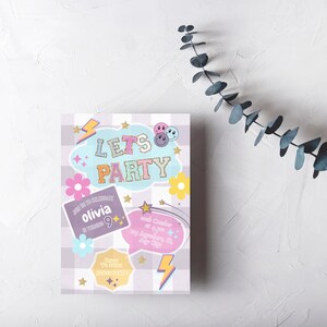 Peut inclure: Un fond &agrave; carreaux blancs et violets avec une bulle de dialogue rose et bleue qui dit "Let's Party" en lettres arc-en-ciel. L'invitation est pour la f&ecirc;te d'anniversaire de Olivia, 9 ans, et comprend la date, l'heure et le lieu.