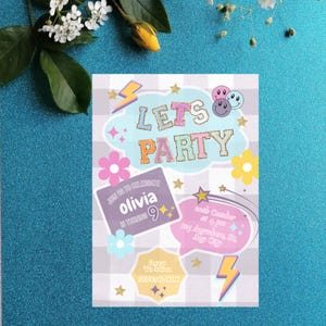 Peut inclure: Une invitation de f&ecirc;te color&eacute;e avec un fond &agrave; carreaux et une bulle de dialogue qui dit "Let's Party". L'invitation est pour le 9&egrave;me anniversaire d'Olivia et comprend la date, l'heure et le lieu.