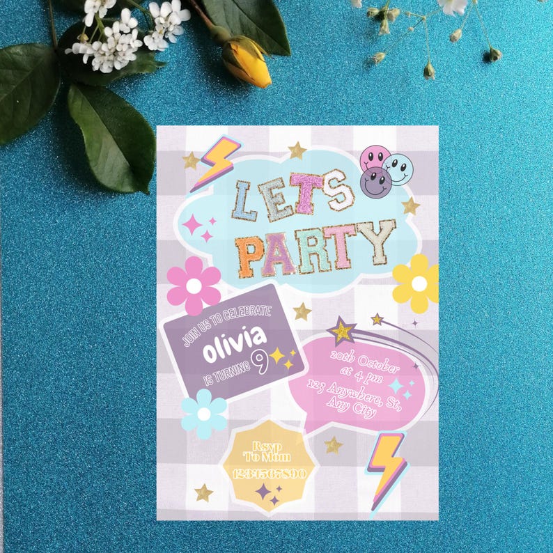 Peut inclure: Une invitation de f&ecirc;te color&eacute;e avec un fond &agrave; carreaux et une bulle de dialogue qui dit "Let's Party". L'invitation est pour le 9&egrave;me anniversaire d'Olivia et comprend la date, l'heure et le lieu.