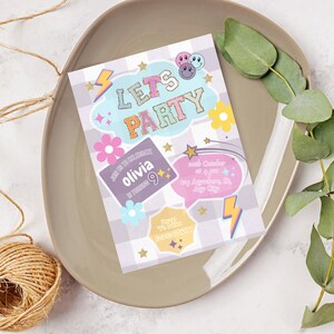Peut inclure: Une invitation de f&ecirc;te color&eacute;e avec le texte "Let's Party" dans une police arc-en-ciel. L'invitation est pour le 9e anniversaire d'Olivia et comprend la date, l'heure et le lieu de la f&ecirc;te.