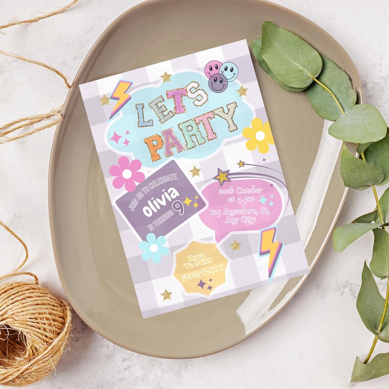 Peut inclure: Une invitation de f&ecirc;te color&eacute;e avec le texte "Let's Party" dans une police arc-en-ciel. L'invitation est pour le 9e anniversaire d'Olivia et comprend la date, l'heure et le lieu de la f&ecirc;te.