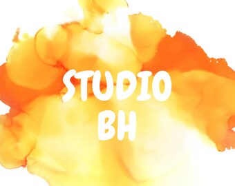 Op de afbeelding: Abstracte aquarel achtergrond in tinten van oranje en geel met de tekst "STUDIO BH" in wit.