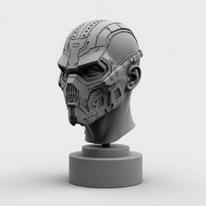 Könnte beinhalten: Ein grauer Helm im futuristischen Stil mit komplizierten Details, einschließlich Belüftungsöffnungen und einer Gesichtsmaske, wird auf einer grauen Büste präsentiert. Der Helm hat ein mechanisches Design, das auf ein Science-Fiction- oder Cosplay-Thema hindeutet. Die Büste ist auf einem zylindrischen Sockel montiert.