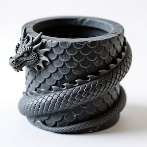Può includere: Un vaso cilindrico grigio scuro con un drago dettagliato avvolto attorno. La testa del drago è in cima e il suo corpo si avvolge attorno alla superficie strutturata a forma di scaglia del vaso. Il vaso è realizzato in un materiale resistente.