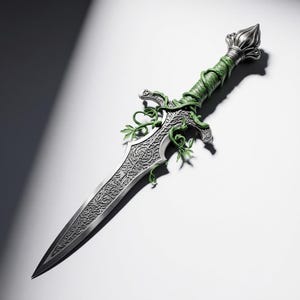 Op de afbeelding: Een gedetailleerde dolk met een zilveren lemmet en ingewikkelde gravures. Het handvat is gewikkeld in groen materiaal en groene wijnranken met bladeren sieren de pareerstang. De dolk heeft een puntige punt en een decoratieve pommel.