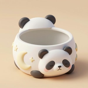 Puede incluir: Maceta blanca con forma de panda con cuerpo redondo y tapa. La maceta presenta una cara de panda, orejas negras y un diseño de luna y estrellas. El panda tiene los ojos cerrados y mejillas rosadas.