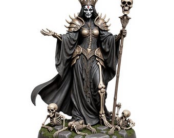 Puede incluir: Figura detallada de una reina esquelética con un vestido negro, adornada con una corona y armadura. Sostiene un bastón coronado con una calavera y está rodeada de esqueletos en miniatura sobre una base de piedra. La figura tiene una expresión amenazante.