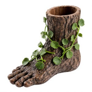 Puede incluir: Una maceta única en forma de tronco de árbol marrón con diseño de pie. La maceta está adornada con enredaderas verdes y frondosas. La parte superior de la maceta está abierta, creando un espacio para plantas o elementos decorativos. La maceta está hecha de un material texturizado.