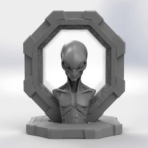 Könnte beinhalten: Graue Alien-Büsten-Skulptur mit großem Kopf, mandelförmigen Augen und schlankem Hals. Der Außerirdische befindet sich in einem geometrischen, achteckigen Rahmen. Die Skulptur ist ein detailliertes, dreidimensionales Rendering.