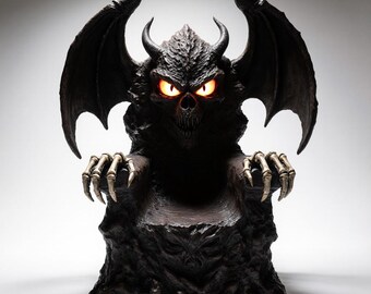 Puede incluir: Una silla oscura de estilo gótico con un diseño de figura demoníaca. La silla presenta un acabado negro texturizado, grandes alas de murciélago, cuernos y ojos de color naranja brillante. Los brazos de la silla están diseñados como garras esqueléticas.
