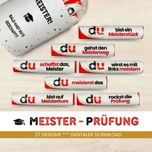 Puede incluir: Varias barras de caramelo blancas y rojas con frases alemanas como "Meisterstück" y "Prüfung". También se ve una bolsa de regalo con un gorro de graduación y el texto "Bald hast du's geschafft!"