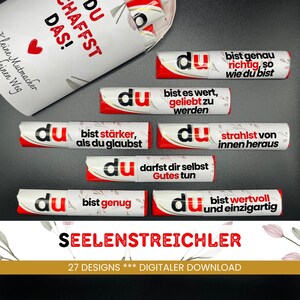 Könnte beinhalten: Ein Set aus 8 weißen Schokoladenriegelverpackungen mit rotem und schwarzem Text. Der Text auf den Verpackungen lautet "Du bist..." gefolgt von einer positiven Affirmation. Die Verpackungen sind in einem Stapel angeordnet, wobei der Text zum Betrachter zeigt. Die Verpackungen sind mit "Seelenstreichler" und "27 Designs *** Digitaler Download" beschriftet.