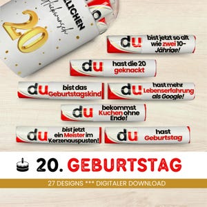 Op de afbeelding: Een set van 20e verjaardagsprintables met een rood-wit ontwerp met het woord 'du' en verschillende verjaardagsteksten. De tekst op de labels omvat 'bist das Geburtstagskind', 'hast die 20 geknackt', 'bist jetzt so alt wie zwei 10-Jährige', 'hast mehr Lebenserfahrung als Google', 'bekommst Kuchen ohne Ende', 'bist jetzt ein Meister im Kerzenauspusten' en 'hast Geburtstag'. De labels zijn ontworpen om te worden afgedrukt en aan geschenken voor een 20e verjaardag te worden bevestigd.