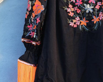 Schwarze Carmenbluse, bunte Blumenstickerei, Folklore Kleid floral, Festival Kleid blumig