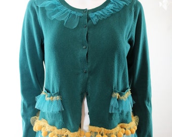 Rüschenjacke Grün, Bommelborte, Rundhalsausschnitt, Verspielt, Upcycling