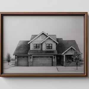 Może przedstawiać: Oprawiony czarno-biały szkic oł&oacute;wkiem domu. Dom ma garaż na dwa samochody, dwuspadowy dach i kilka okien. Rama jest w kolorze ciemnobrązowym.