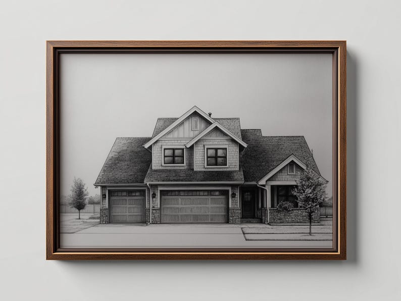 Może przedstawiać: Oprawiony czarno-biały szkic oł&oacute;wkiem domu. Dom ma garaż na dwa samochody, dwuspadowy dach i kilka okien. Rama jest w kolorze ciemnobrązowym.