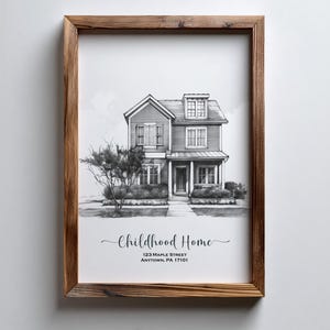 Może przedstawiać: Oprawiony czarno-biały rysunek domu, zatytułowany "Childhood Home" z adresem. Rama jest wykonana z ciemnego drewna. Dom ma werandę i drzewo przed nim.