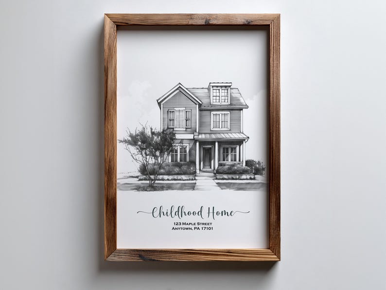 Może przedstawiać: Oprawiony czarno-biały rysunek domu, zatytułowany "Childhood Home" z adresem. Rama jest wykonana z ciemnego drewna. Dom ma werandę i drzewo przed nim.